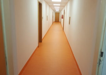 Dům IBC – pokládka Marmoleum